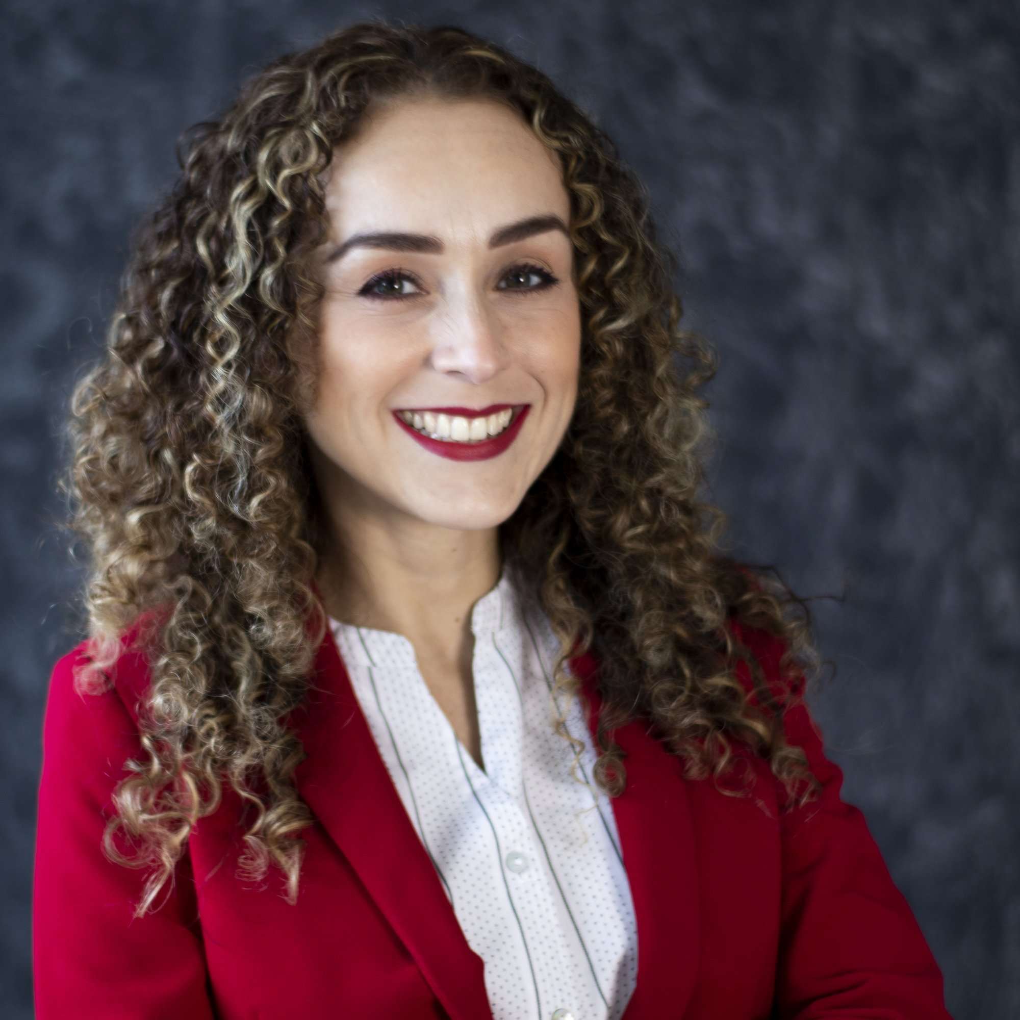 Brenda saco rojo fondo negro 1