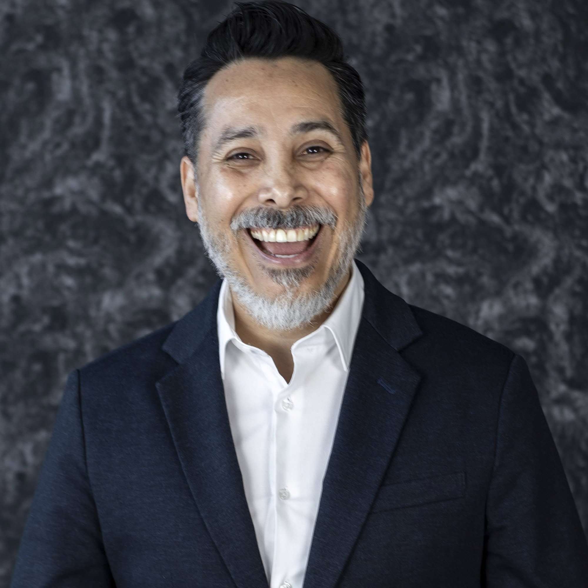 Jorge saco azul fondo negro 1000 1